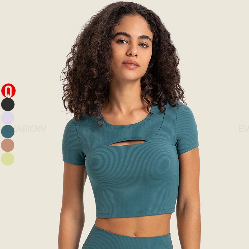 T-shirt de couleur unie avec ouverture sur le devant.